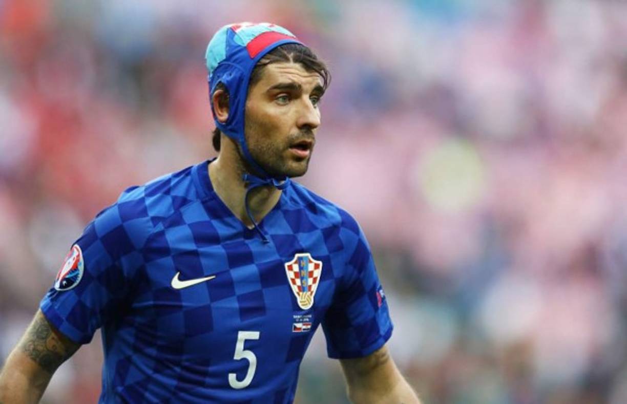 El defensor Vedran Corluka de Croacia ha dejado una de las imágenes de la Eurocopa al usar un gorro de waterpolo.