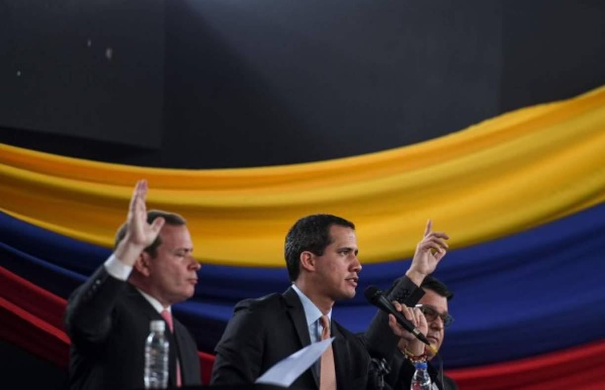 '(En el gobierno) están usando paramilitarmente grupos civiles armados por la dictadura para atentar violentamente contra el Palacio Federal Legislativo', dijo Guaidó al constatar que no podría presidir la sesión en su recinto habitual.<br/><br/>Por eso concluyó: 'Quedó develada la dictadura (...) Ellos quieren seguir exponiéndose de manera brutal como lo que son, unos dictadores'.