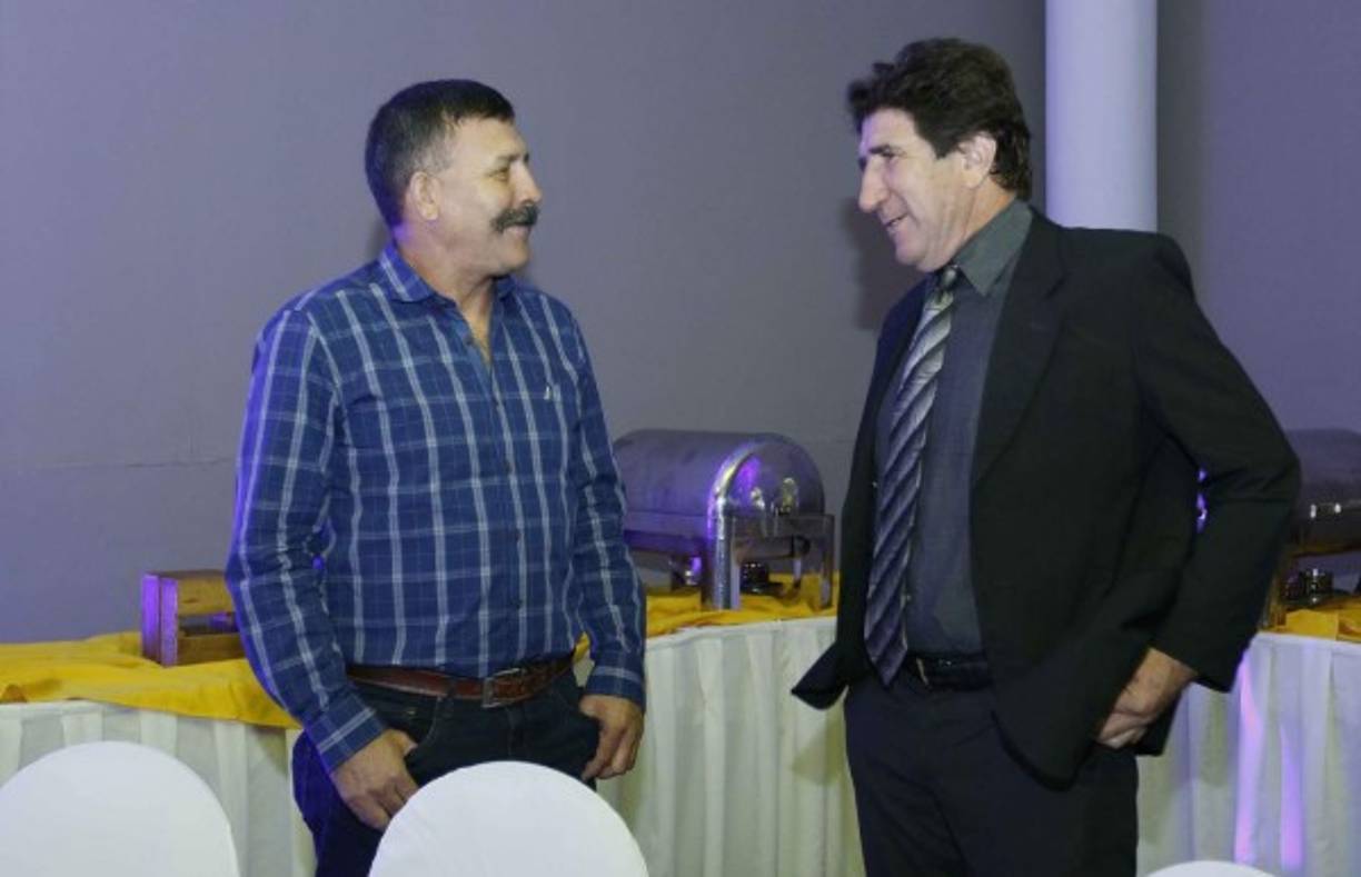 El exfutbolista Mauricio Fúnez conversando con el entrenador Héctor Vargas, nombrado como el mejor estratega del año.