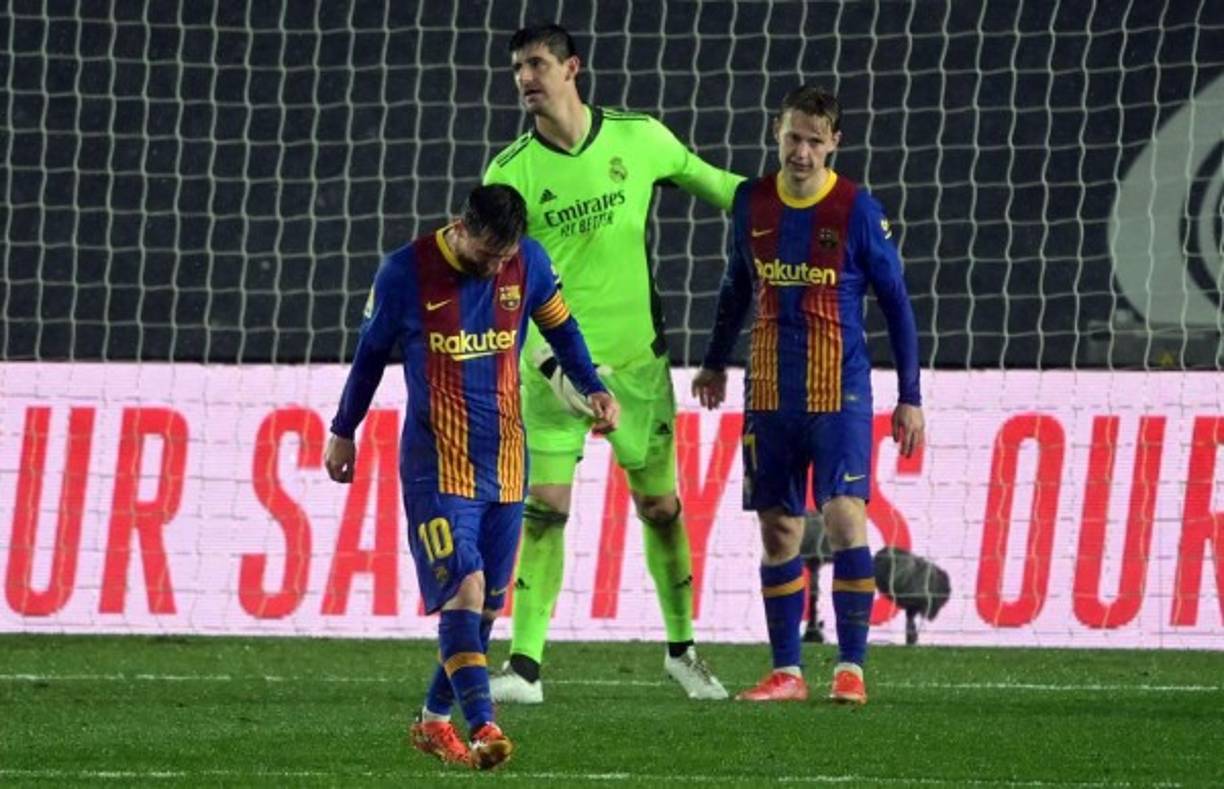 Messi y Frenkie de Jong se marchan tristes tras el pitazo final del partido.