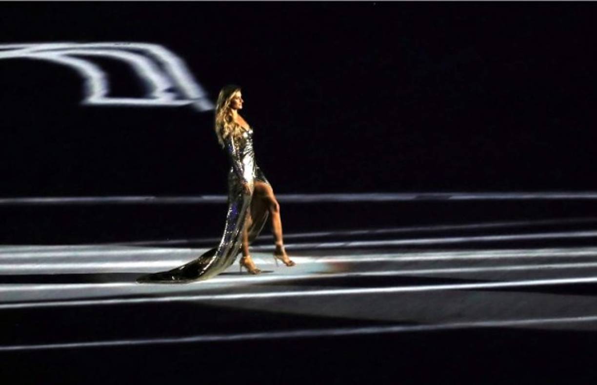 Las notas de la 'Garota' provocaron una sonora ovación en el estadio mientras la modelo brasileña avanzaba por el centro del escenario con un vestido largo dorado y el público se lanzaba a corear el estribillo de la segunda canción más conocida del mundo, compuesta por Antonio Carlos Jobim con letra de Vinicius de Morais.