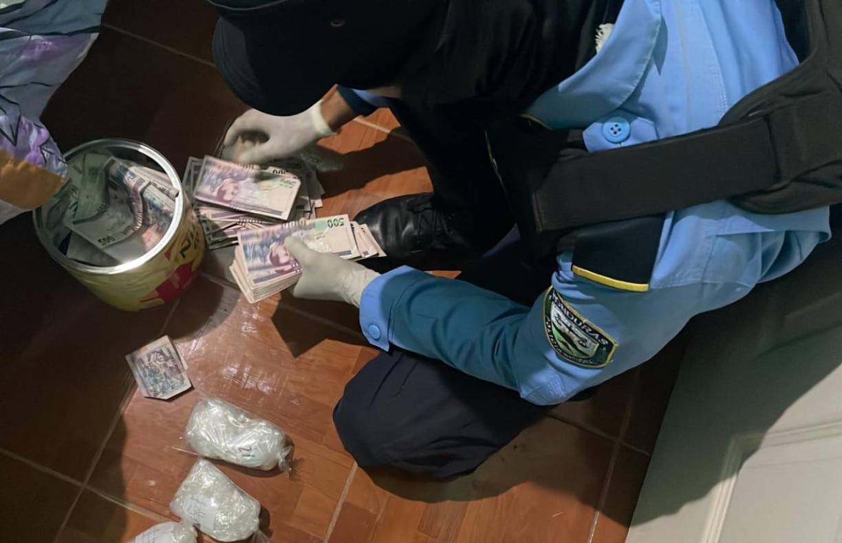 Asimismo, se encontraron 245 mil lempiras en billetes de diferentes denominaciones, el cual es producto de la venta del alucinógeno. 