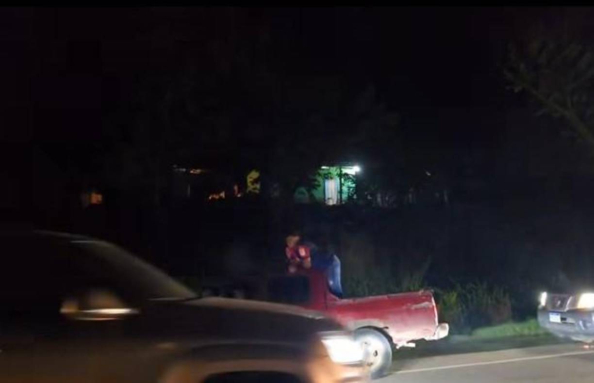 El cuerpo sin vida de Axel quedó tirado en medio de la carretera. 