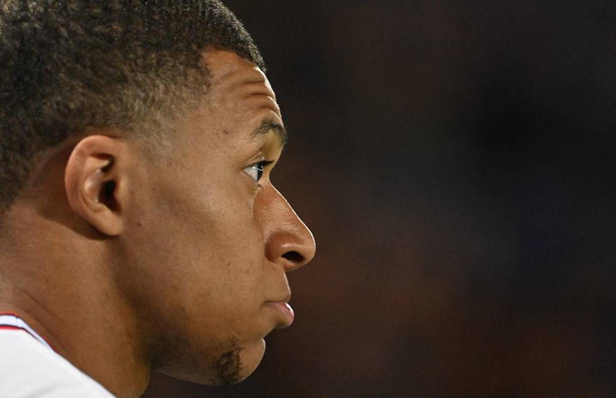 “El Real Madrid es el único equipo de los grandes que ha ganado dinero en los dos últimos años. Es por ello que consideran que Fayza Lamari, madre del futbolista, debería de reconsiderar su exigencia para que su hijo forme parte del conjunto merengue”, informó El Chiringuito ante la exigencia de la mamá del crack galo.