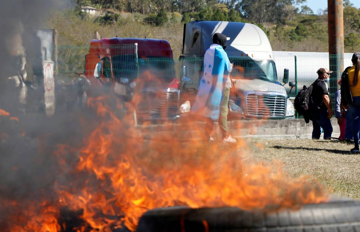 En el sector salud, médicos, enfermeras y otro personal protestan a nivel nacional aduciendo que a pesar de estar en primera línea atendiendo la pandemia de covid-19 que desde de 2020 afecta al país, no tienen ni acuerdo, ni contrato temporal de trabajo.
