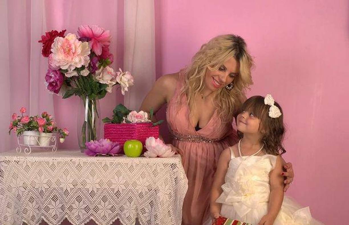 “La maternidad para mí es una oportunidad para crecer espiritualmente y aprender el amor incondicional. La amo diferente, sí no siempre me gustan sus decisiones o comportamiento, pero definitivamente estoy aprendiendo de ella y con ella”, agregó.