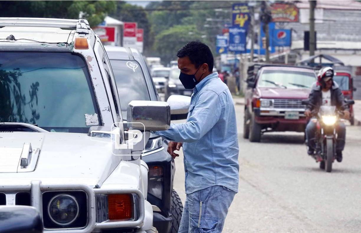 De León se muestra como uno más en las calles de Quimistán, eso sí, ya sin los lujos que ostentaba cuando jugaba en las canchas del fútbol de Italia.