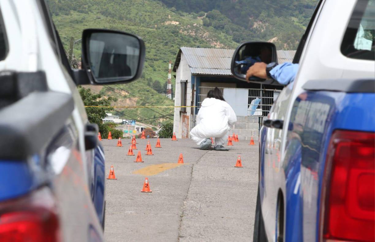 Las autoridades policiales acordonaron el área para llevar a cabo las investigaciones correspondientes, y el personal de Medicina Forense realizó el levantamiento del cuerpo.