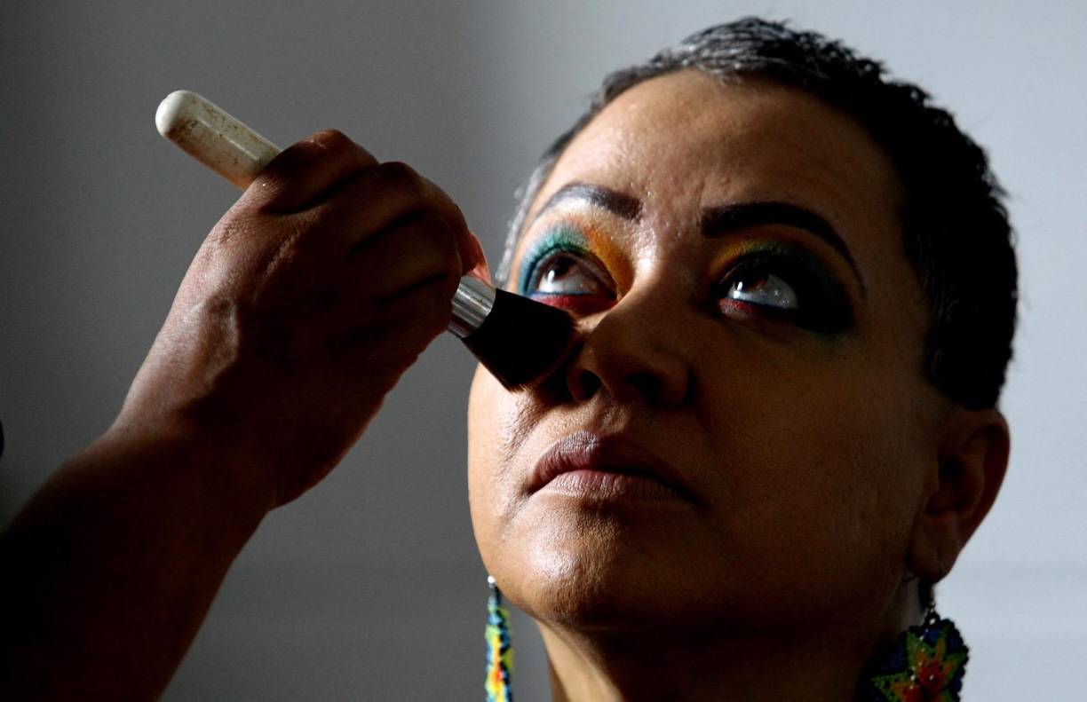 “Una pincelada por la vida” es un proyecto altruista donde mujeres expresan con el arte aquellos duros momentos que sufrieron cuando padecerieron el cáncer de mama. 