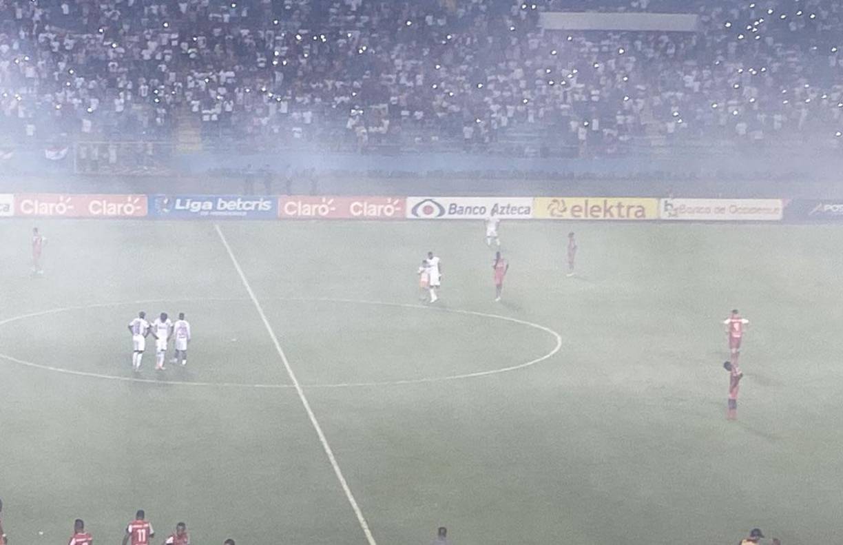 El sorpresivo intruso. En medio de esa nube de humo, un pequeño aficionado se metió al campo y se fue directo a abrazar a Jerry Bengtson para pedirle la camiseta.