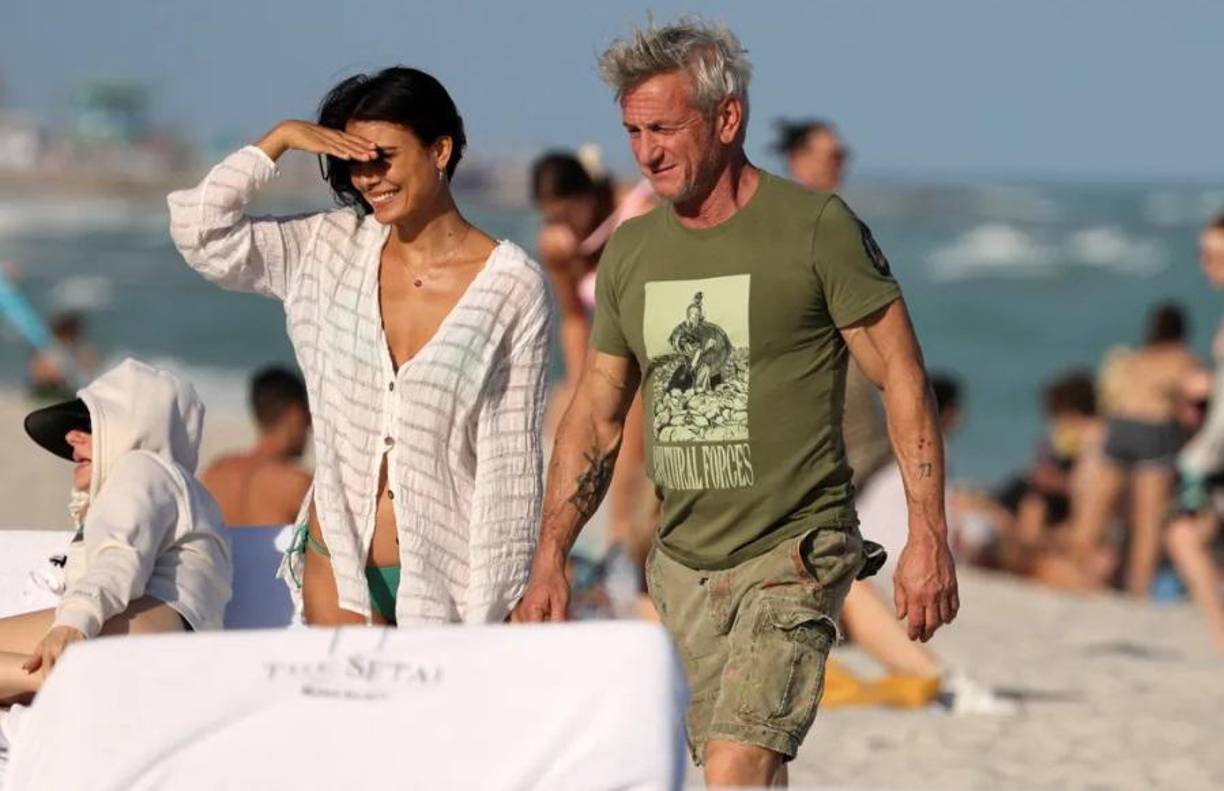El sitio web TMZ captó al actor Sean Penn, de 63 años, en compañía de Nathalie Kelley, una colega suya 25 años menor. La pareja se dejó ver sonriente, en actitud cariñosa y paseando de la mano este sábado por las playas de Miami, un día después de que el intérprete acudiera a la concurrida feria de arte Art Basel, aparentemente en solitario. Las fotos tomadas en South Beach, repleta de vecinos y turistas deseosos de disfrutar del sol y las agradables temperaturas, no dejan lugar a dudas sobre la naturaleza romántica de su vínculo.