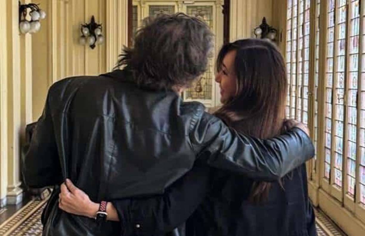 “Es obvio que la vicepresidenta está cerca de la casta. Está con varios senadores casta y comparte mucho de su tiempo de su vida en sus labores como vicepresidente con la casta, y eso está a la vista”, remarcó el portavoz.