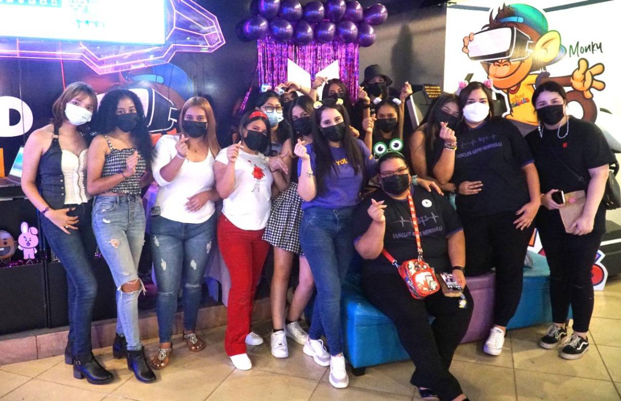 La comunidad de admiradores de RM, Jin, Suga, J-Hope, Jimin, V y Jungkook que hoy cumple nueve años apoyando la música de Bangtan se reunieron para festejar este día. 