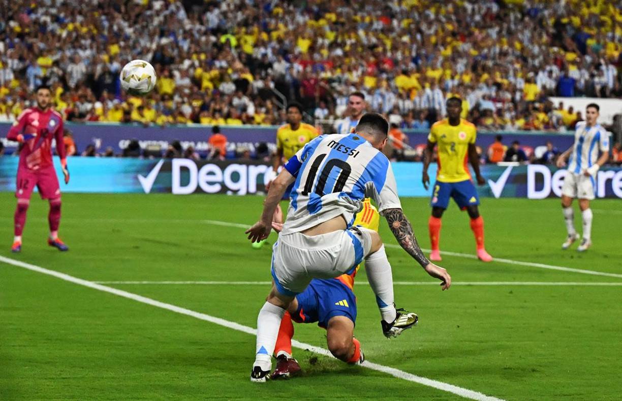 Lionel Messi recibió un fuerte golpe en su tobillo derecho al intentar enviar un centro en esta jugada defendida por el defensa colombiano Santiago Arias.