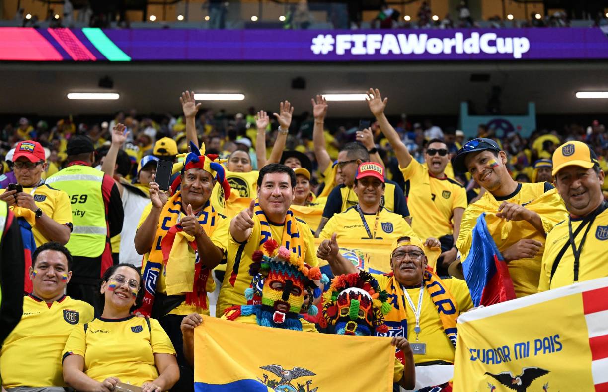 Hinchas ecuatorianos dentro del estadio previo al duelo entre la Tricolor y la anfitriona del Mundial.