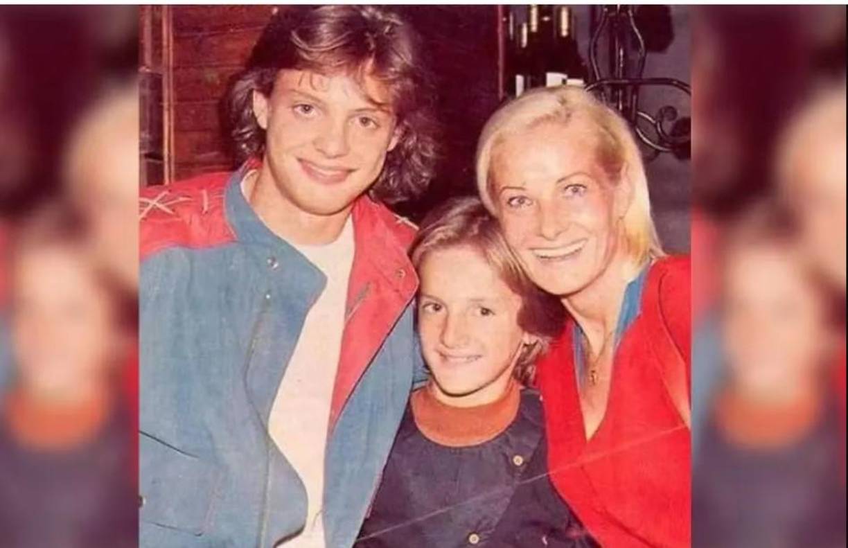 Quién también se proclamó al respecto y hace unos meses fue Lorena Della Torre que es hija de un primo hermano de Marcela Basteri. Según su relato, conoció a la mujer, a la que entre otras cosas su padre le enseñó a andar en bicicleta, cuando era apenas una niña. Y no tiene ninguna duda de que es la misma que en la actualidad se encuentra internada en el Hospital Moyano bajo el nombre de Honorina Montes. 