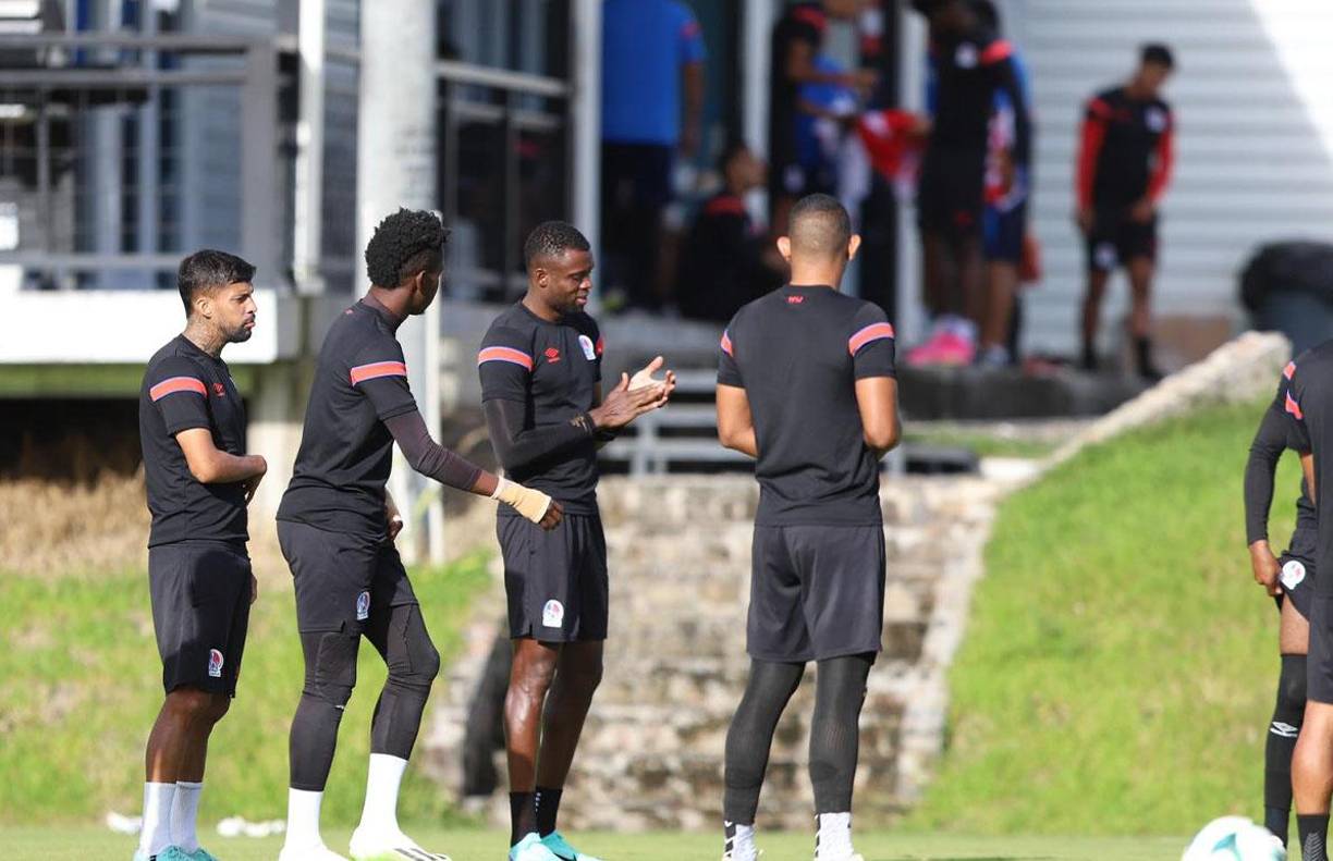 Tras la oración y charla técnica, los jugadores del Olimpia comenzaron la práctica. 