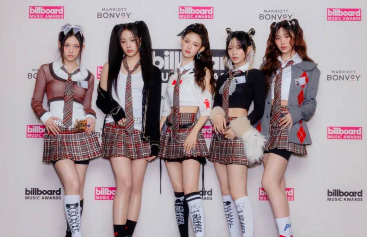 El grupo K-pop NewJeans en los Billboard Music Awards 2023.
