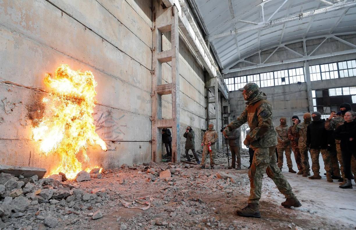 La concentración de más de 100.000 tropas rusas en las cercanías de la frontera ucraniana es una amenaza de “gran envergadura” a la que no se puede dar una respuesta simétrica, afirma Biletski, ya que “Rusia es una potencia nuclear y su poderío militar y demográfico supera varias veces” el de Ucrania.