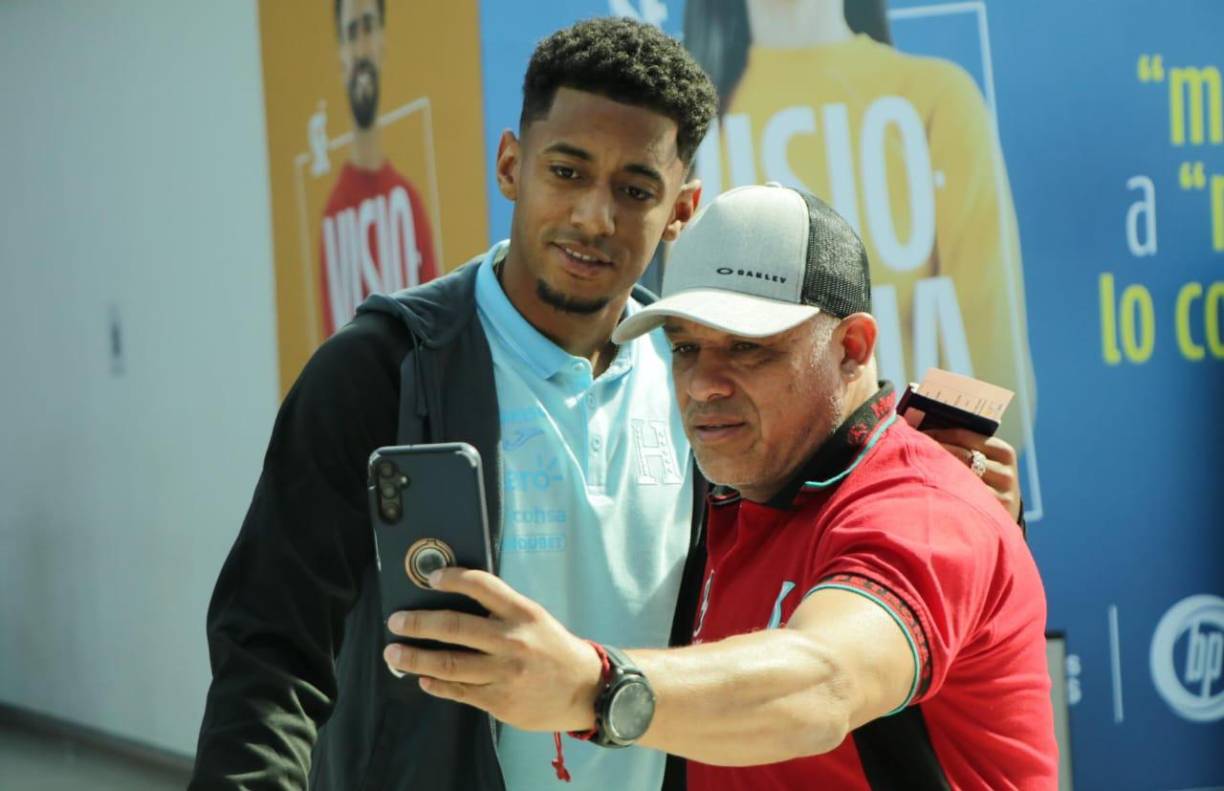 El capitán de la Selección se tomó fotografías con varios de los catrachos presentes antes de su salida del país. 