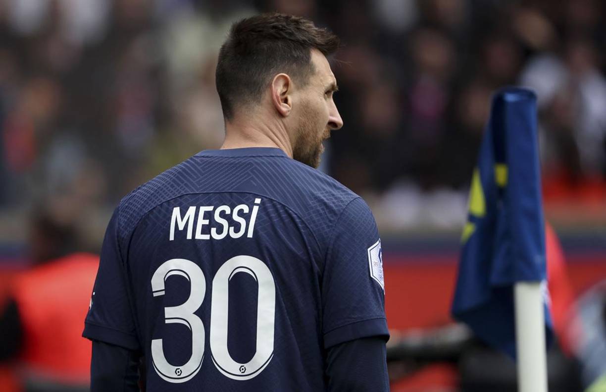La sanción que le impusieron derivaría automáticamente en la salida del rosarino del club parisino cuando finalice su contrato el próximo 30 de junio. “Ya era una gran tendencia, pero ahora se confirma: Lionel Messi, sancionado tras su viaje a Arabia Saudita, no estará en París Saint Germain la próxima temporada”, afirmó L’Equipe.