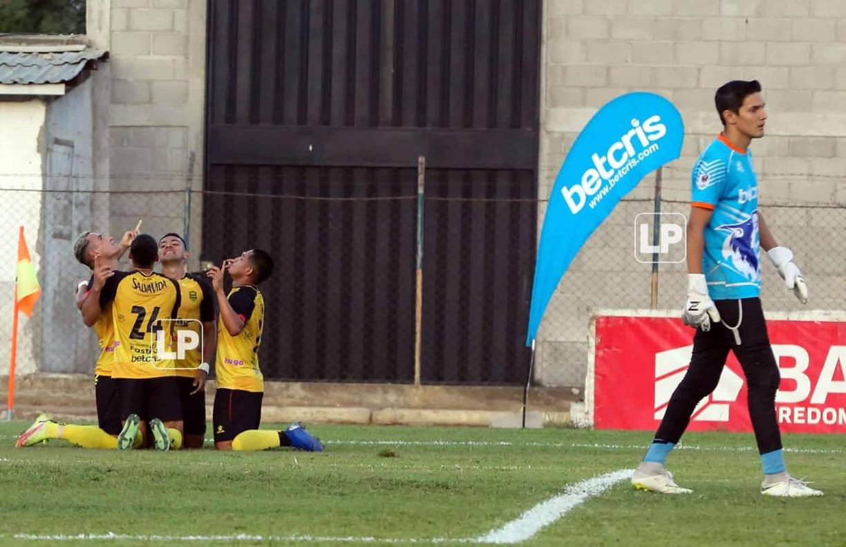 La celebración de los jugadores del Real España tras el segundo tanto de Omar Rosas.