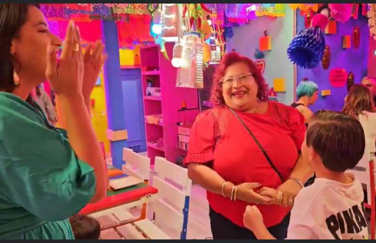 Momento en el que Carolina Lanza, su madre Wendy Navarro y su hijo Thiago se reencuentran en un restaurante de España.