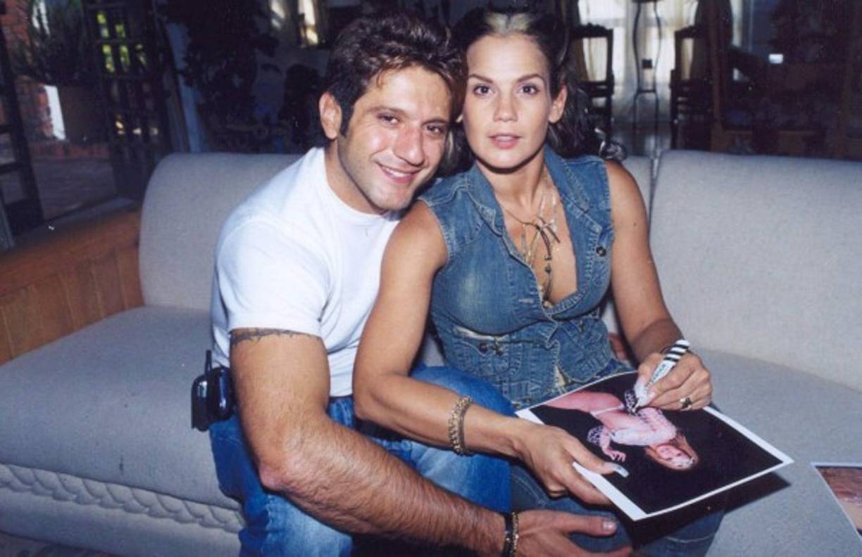 Aunque Juan Osorio culpaba a Niurka de haberle sido infiel con Bobby, la vedette se defendó alegando que su matrimonio con el productor se había enfriado años atrás, por lo que decidió comenzar una relación con Larios porque no tenía nada que rescatar.