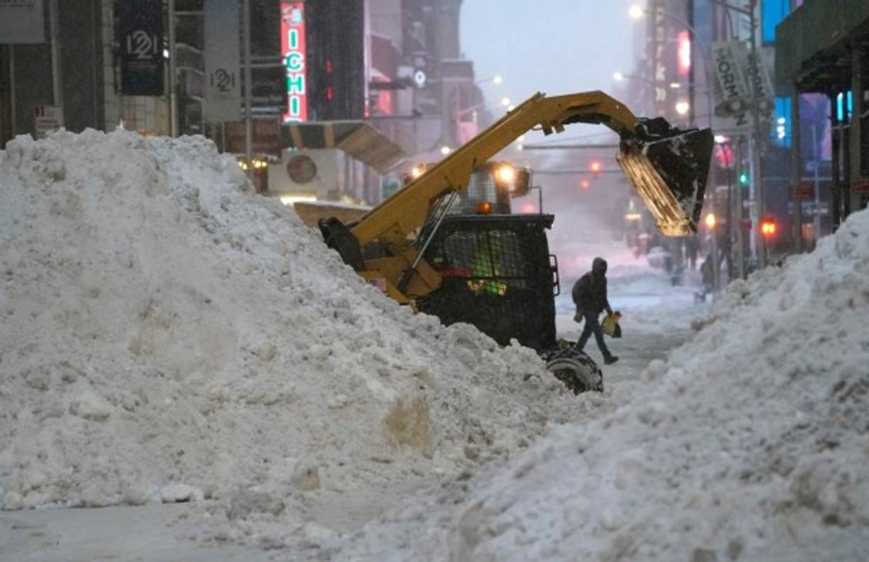 Una tormenta de nieve golpeó la costa este de Estados Unidos durante la madrugada del jueves, en medio de la campaña de vacunación que se está llevando a cabo en la región para enfrentar la pandemia de coronavirus.