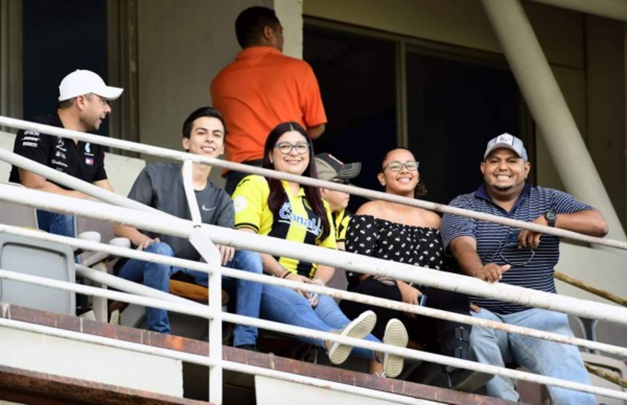 Un buen ambiente se vivió en el estadio Olímpico durante el clásico Real España-Olimpia.