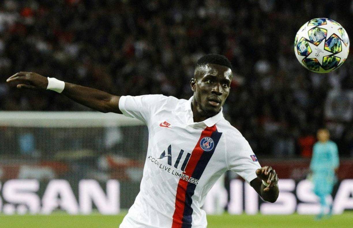 El centrocampista Idrissa Gana Gueye no seguirá en el PSG y llegó a Inglaterra para realizar los exámenes médicos con el Everton de Inglaterra.