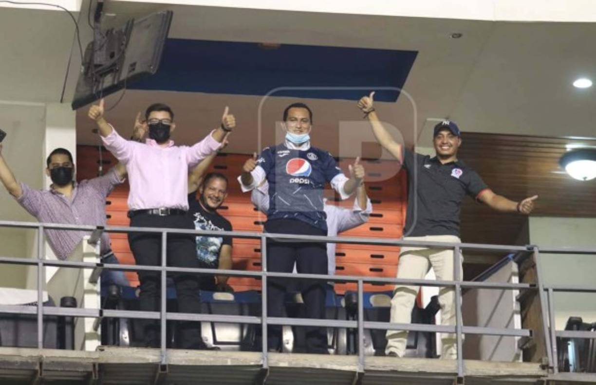 Identificados con camisetas del Motagua y Olimpia pudimos captar a estas personas en un palco del estadio Nacional .