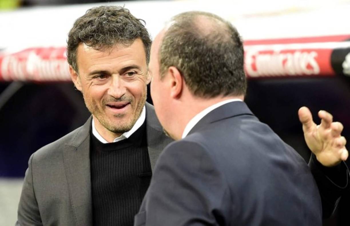 Luis Enrique y Rafael Benítez, se saludaron previo al comienzo.