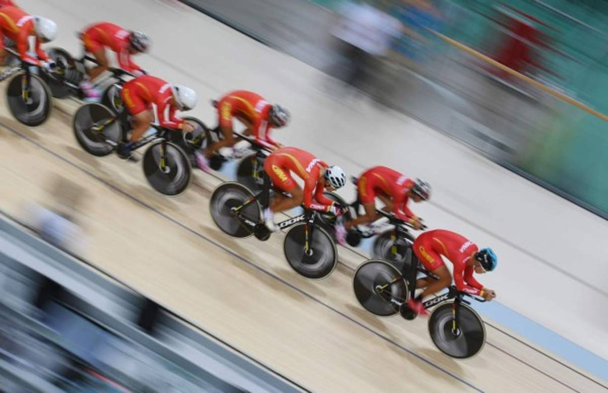 CICLISMO. Velocidad. Los equipos de ciclismo de pista de mujeres y hombres chinos practican juntos en una sesión de entrenamiento en el Velódromo Olímpico en Río de Janeiro el día de ayer preparándose para las competencias de los Juegos Olímpicos de Río 2016.