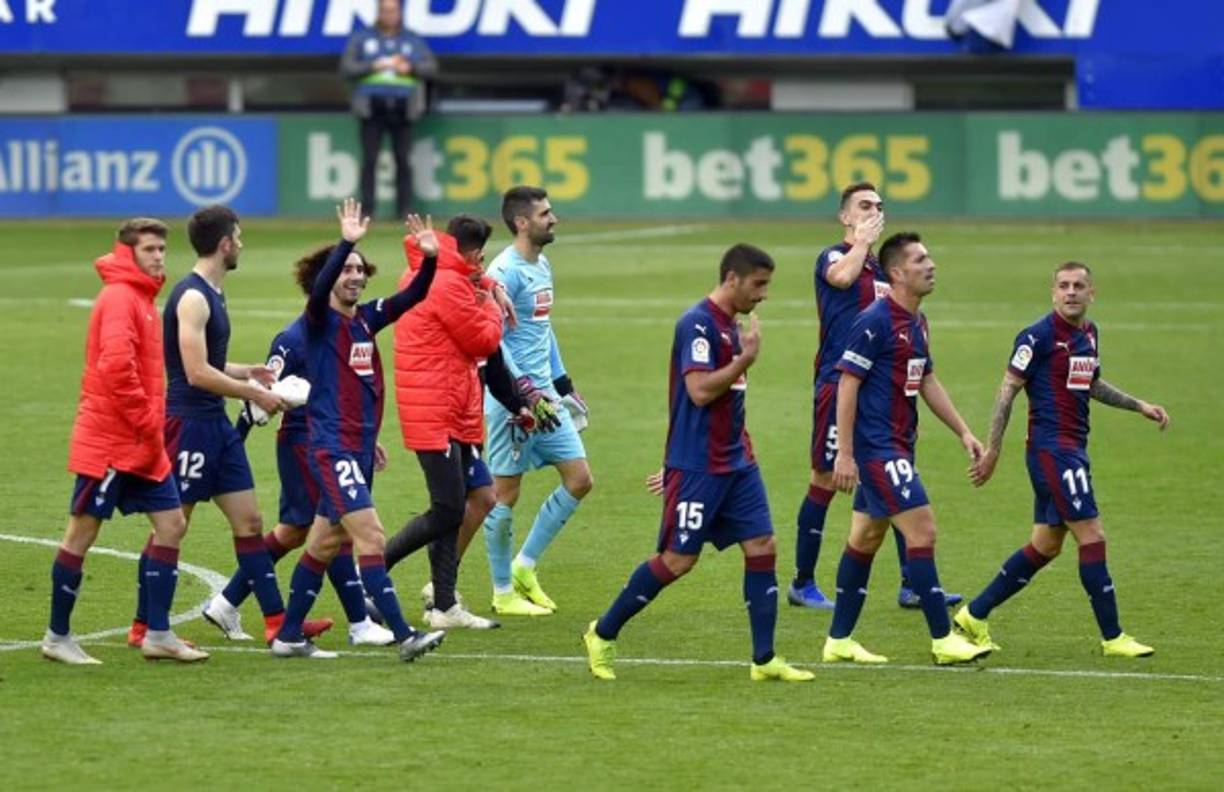 La celebración de los jugadores del Eibar al final del partido ante Real Madrid.