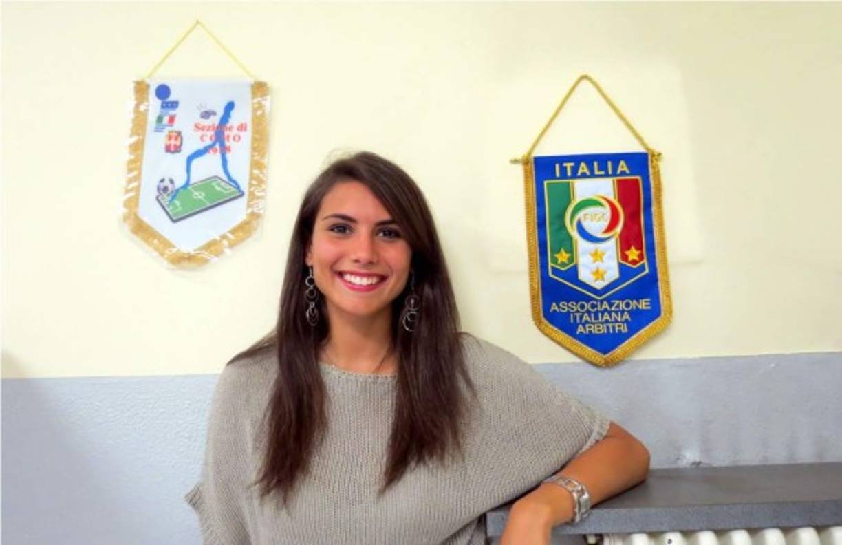 La modelo analiza las jugadas de moviola de la Serie A en uno de los programas de máxima audiencia.