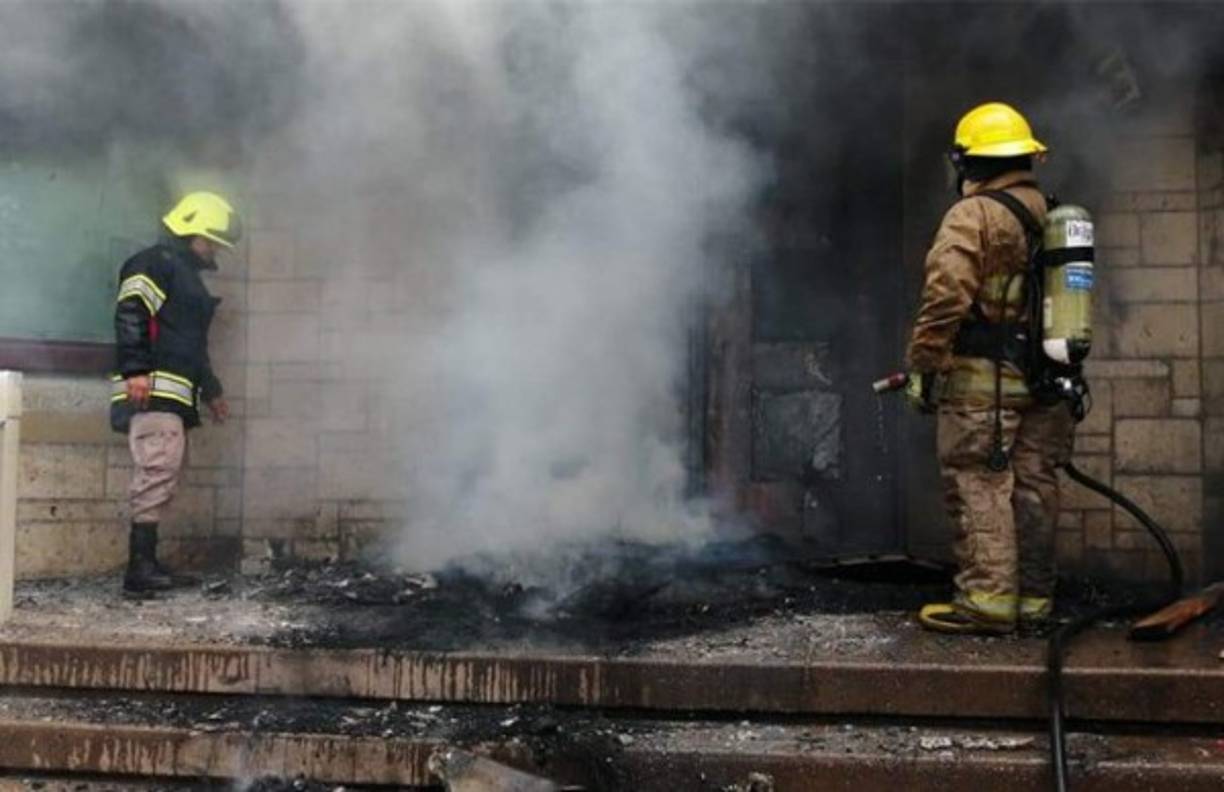 Miembros del Cuerpo de Bomberos llegaron para sofocar las llamas.