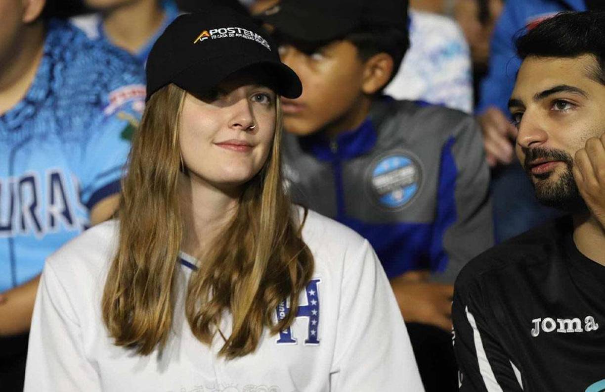 ¿Gringa? Una chica con la camiseta de Honduras cautivó en el sector de silla. 