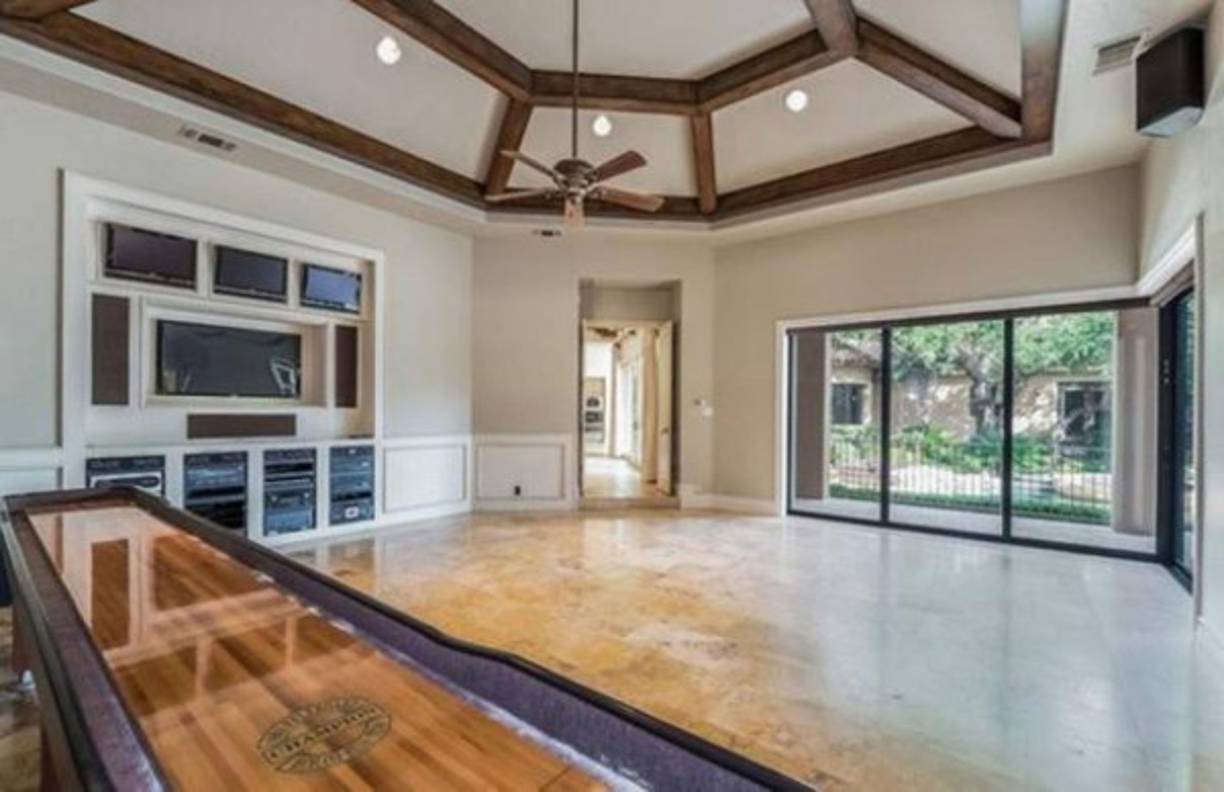 Está ubicada en un exclusivo barrio de San Antonio y tiene hasta un 'oasis privado'.