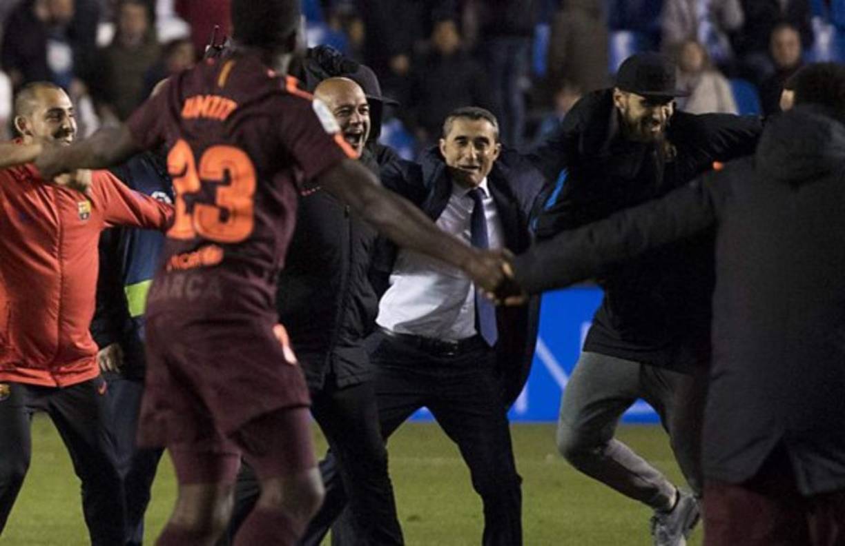 El entrenador Ernesto Valverde se unió a los festejos del título.
