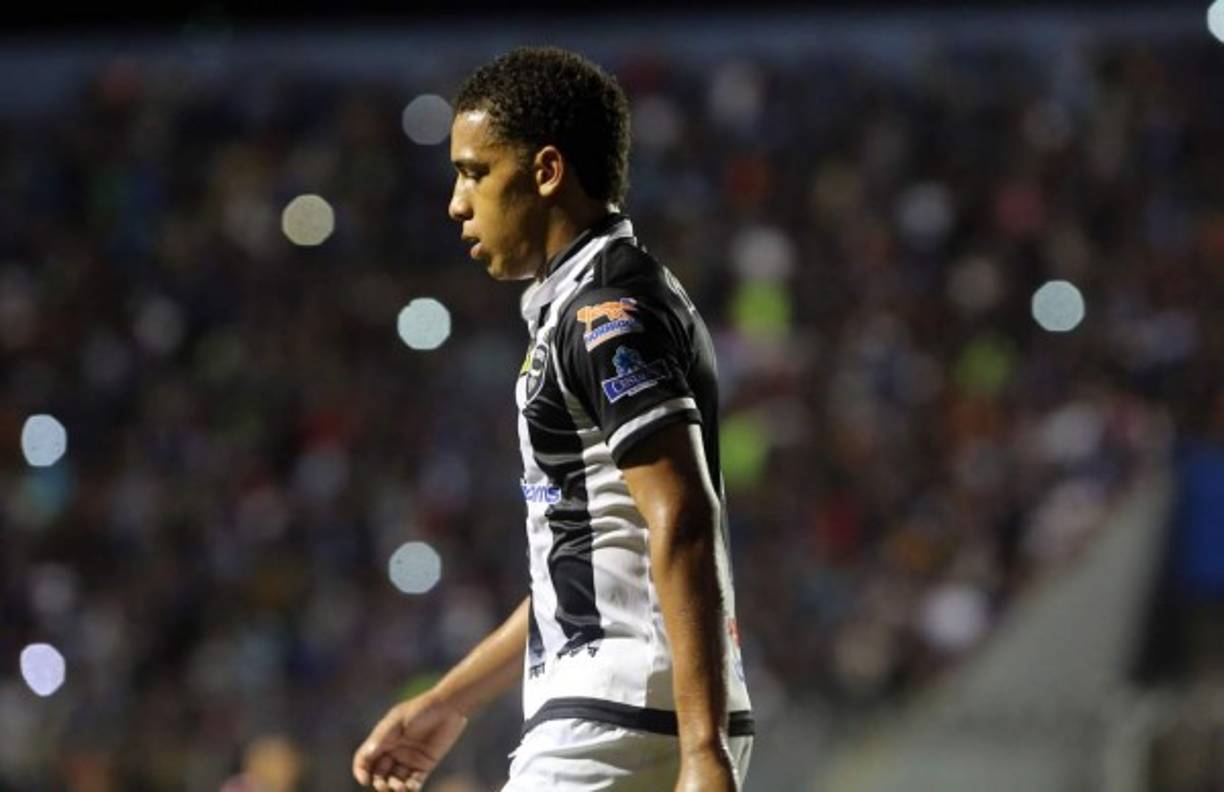 El jugador del Tauro FC, Adalberto Carrasquilla, fue expulsado y le hizo un gesto obsceno al árbitro Walter López tras ver la tarjeta roja.