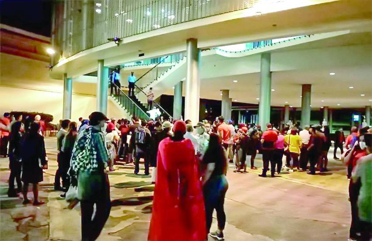 Los bajos del Congreso presentan una vigilia de adeptos del partido Libre. 