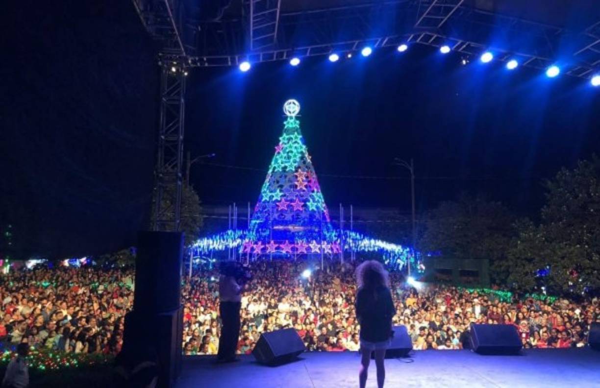 La villa navideña es una de las actividades insignes del proyecto siendo el punto focal el Árbol Navideño, símbolo de unidad, reunión familiar y armonía.