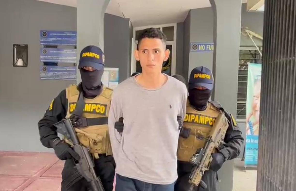 Actualmente, ostenta el rango de gatillero y se encargaba de supervisar a otros miembros de la estructura criminal. Además, se ha identificado como uno de los principales distribuidores de drogas en el área donde fue detenido.