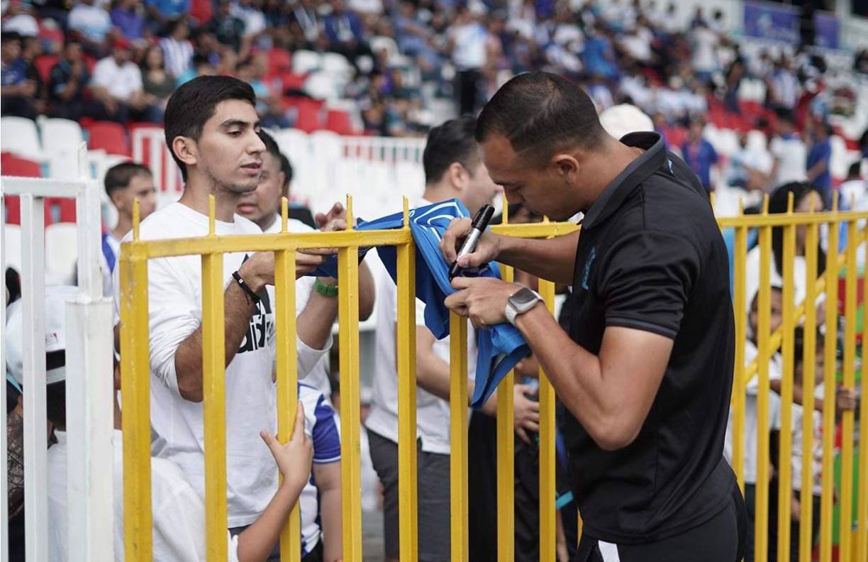 Devron García es otro que tuvo un buen gesto con los aficionados, se acercó a saludar y firmó autógrafos.