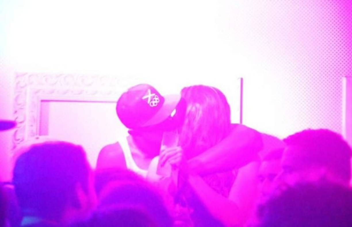 Todo este escándalo sexual podría arruinar su relación con su novia Kasi Bennett, a la que los medios han bautizado cariñosamente como 'la Kim Kardashian jamaicana'.