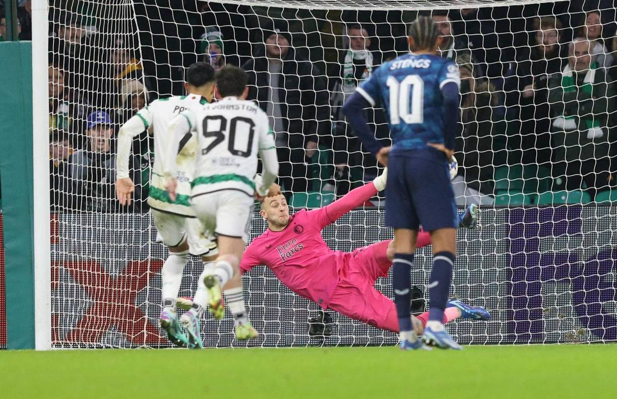 El atacante ceibeño tiró el penal por el centro y el portero del Feyenoord se tiró a su costado derecho.