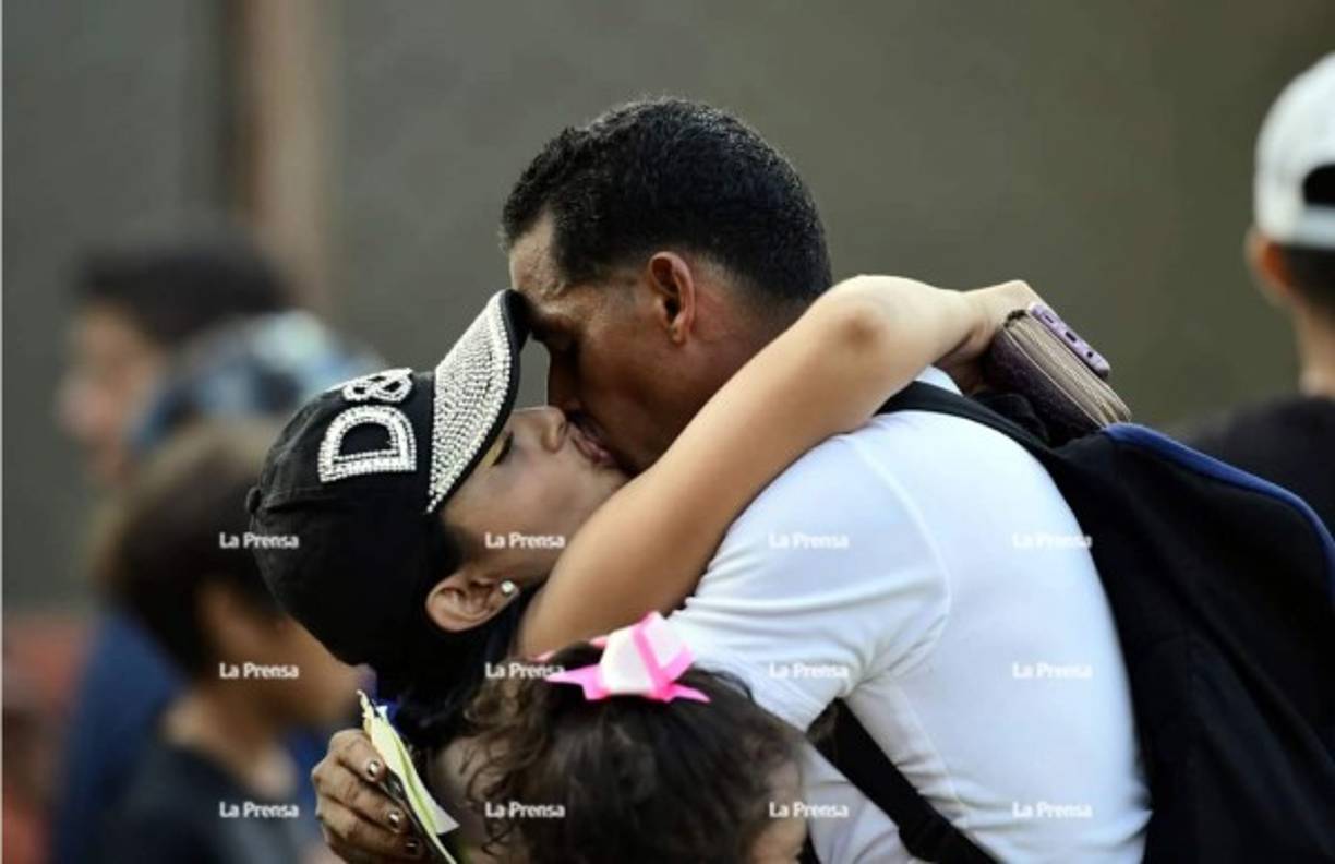 El apasionado beso con el que la esposa de Wilfredo Barahona animó al jugador.