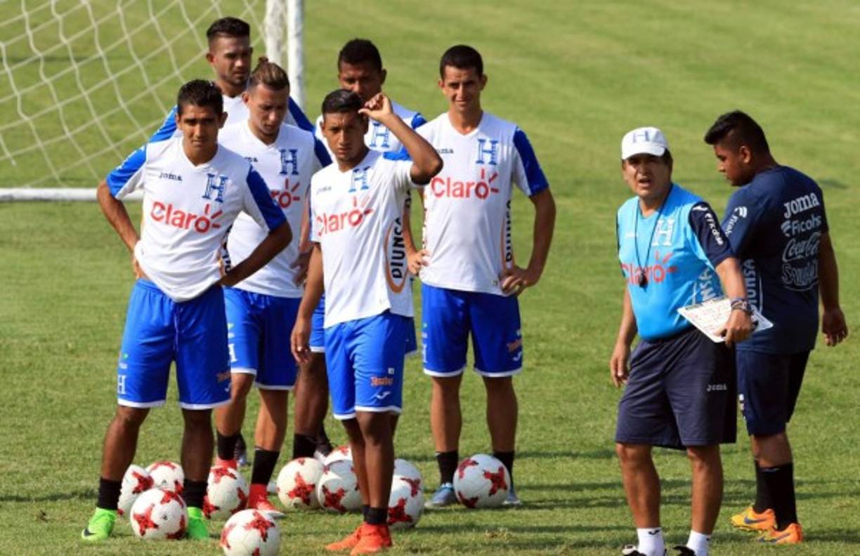 Jorge Luis Pinto concluyó su periodo de valoraciones y ya definió la estrategia con que encarará a su similar de México este jueves en el estadio Azteca, en el primero de los dos choques que definirían la suerte de la Selección de Honduras en la eliminatoria rumbo al Mundial de Rusia 2018.