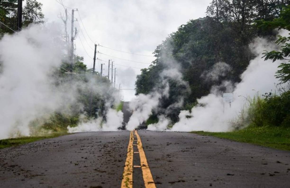 Los sismos desencadenaron desprendimientos de rocas en los senderos del Parque Nacional de los Volcanes de Hawái y provocaron el colapso de un acantilado costero al océano. Funcionarios ordenaron el cierre del parque, que cubre más de una décima parte del área total de la isla, y unos 2.600 visitantes fueron evacuados.